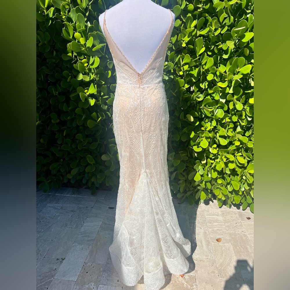 L’Amour Calla Blanche Doretta Wedding Gown - Picture 3 of 15